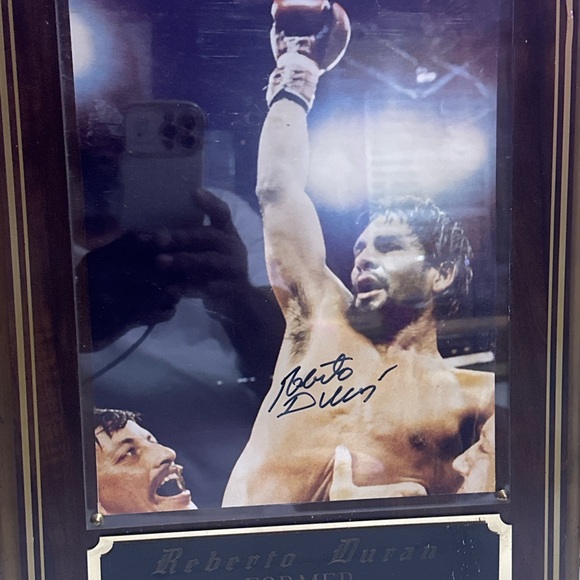 Roberto Durán – Former Middleweight Champion” plaque Signed(sk)